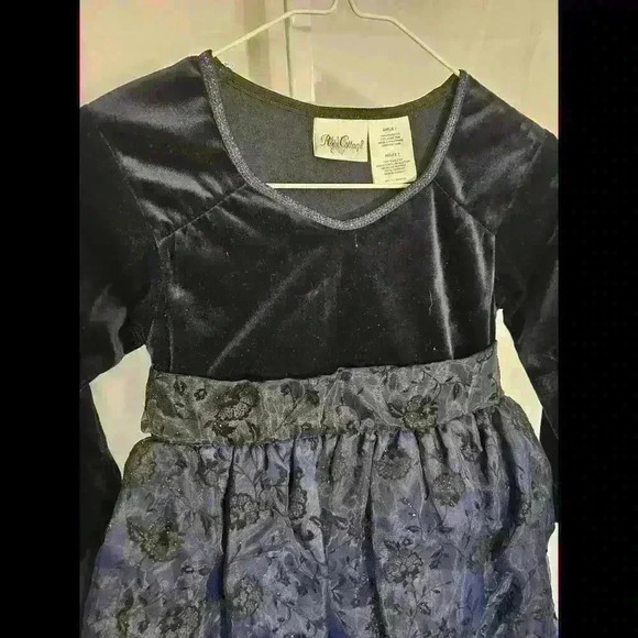 Elegant Girls' Velvet Party Dress with Floral Accents - Picture 4 of 5